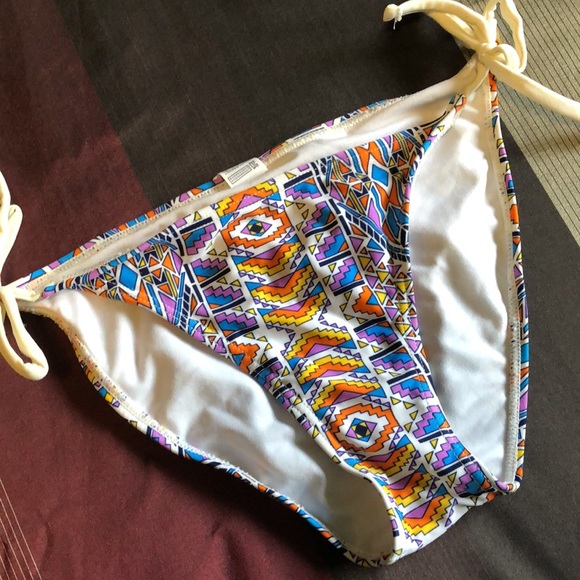 Bikini Bottoms 👙 - Picture 2 of 3